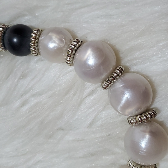 Boutique retro mid century modern black and white bead necklace - Picture 2 of 5